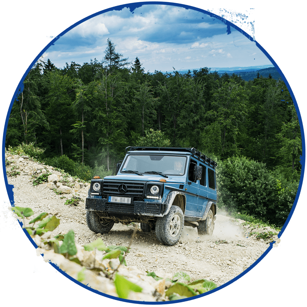 Ultraterrain Jeep im Wald